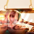 زنان و حق قضاوت در جمهوری اسلامی! سهم حضور زنان در هر جامعهای با مشارکت در امور اجتماعی، اقتصادی، سیاسی و سایر پهنههای تاثیرگذار در جامعه از علائم بلوغ و رشد آن جامعه است. بر این ابعاد باید حق قضا و قضاوت زنان را نیز افزود. امری که به نظر میرسد چالشهای زیادی را پیش روی زنان میگذارد. یکی از تناقضات جدی در این جوامع کنونی آن است که اگرچه بیش از نیمی از دانش آموختگان رشته حقوق را زنان تشکیل می دهند، اما زنان حضور کم رنگی در مقامات بالای دادگستری و به خصوص پست قاضی در کشورها دارند. در واقع مشارکت زنان در کلیه سطوح قضایی، نه تنها ضامنی برای تحقق اجرای عدالت و برای همه شهروندان از چشم قانون خواهد بود، بلکه امکان دسترسی زنان را به دادگاه های مستقل و به دور از تبعیضات سیاسی و مذهبی تضمین کرده و بر شرایط زنان در کل جامعه تاثیرات مهمی خواهد گذاشت. بهترینها بر اساس آمارهایی که در سال ۲۰۱۵ منتشر شد از بین ۷۶ کشور منتخب، کشورهایی که زنان بیش ترین کرسی را در دادگاه های عالی داشته، به ترتیب بلغارستان، لیتوانی، لوکزامبورگ و رومانی بودند. کنوانسیون رفع هرگونه تبعیض علیه زنان کنوانسیون رفع هرگونه تبعیض علیه زنان شامل ۱۶۸ کشور از ۱۹۴ کشور عضو سازمان ملل متحد است. حکومت ولایت فقیه از عضویت در این کنوانسیون سر باز زده، تا بتواند زنان کشور را هر چه بیشتر از حقوق خود محروم کند. در ماده ۷ این کنوانسیون آمده است «دولت ها موظف هستند تا اقدامات مقتضی برای رفع تبعیض علیه زنان در زندگی سیاسی و عمومی ایشان در کشور را اتخاذ نموده و مخصوصاً اطمینان دهند که در شرایط مساوی با مردان حقوق زیر برای زنان تعیین گردد: الف: حق رای دادن در همه انتخابات و همه پرسی های عمومی و صلاحیت انتخاب شدن در همه ارگان هایی که با انتخابات عمومی برگزار می گردد. ب: حق شرکت در تعیین سیاست دولت و اجرای آن و به عهده گرفتن پست های دولتی و انجام وظایف عمومی در تمام سطوح دولتی. ج: حق شرکت در سازمان ها و انجمن های غیردولتی مربوط به زندگی عمومی و سیاسی کشور.» چند نمونه از کشورهای مسلمان در اردن، اولین قاضی زن در سال ۱۹۹۵ به این پست منتصب شد و بین سال های ۱۹۹۵تا ۲۰۱۱، تعداد زنان قاضی به ۱۵۷ نفر که ۱۲.۵ درصد کل قضات این کشور بود، ارتقا یافت. در تونس در اکتبر ۱۹۶۶ اولین زن قاضی توسط رئیس جمهوری این کشور منصوب شد و تا سال ۲۰۱۲، یک سوم قضات تونس را زنان تشکیل دادند. در فلسطین نیز که ۷ دانشکده حقوق دارد، زنان زیادی در این رشته تحصیل نموده و در سمت قاضی به کار اشتغال دارند. در سال ۲۰۰۹، ۲ زن جوان فلسطینی به مقام قاضی در دادگاه شریعت اسلامی منصوب شده و درهای دادگاه های مدنی و اسلامی را به سوی زنان گشودند. اما ایران... در ایران تحت حاکمت ولایت فقیه سهم زنان در «قوه قضاییه» اسفناک است. زنان در ایران با استقرار جمهوری اسلامی! از قضاوت محروم شده و رتبه قضایی قضات زن در ۱۴ مهرماه ۱۳۵۸ به رتبه اداری، تنزل یافت. در دوران قبل از انقلاب ۵۷، در قوانین مربوط به شرایط استخدام قاضی، شرط مرد بودن برای شغل قضاوت دیده نمیشد. در ایران در سال ۱۳۴۸، ۵ زن ابلاغ قضایی گرفتند و هر ساله به تعداد زنان قاضی در ایران افزوده میشد. «مجلس شورای اسلامی» در سال ۵۸ در یک اقدام واپسگرایانه و بازگشت به عقب که از ماهیت ولایت فقیه برمیخاست، حق قضاوت را از زنان کشور محروم و یکی از شروط قضاوت را «مرد» بودن اعلام کرد. زنان در نظام ولایت تنها به عنوان «مشاور قضایی» به کار گرفته میشوند. این در حالی است که در سال ۱۳۹۵، ۱۵ هزار زن در آزمون تصدی منصب قضا شرکت کرده که بالغ بر یک سوم داوطلبان شرکت کننده، هستند. اما از حضور آنان برای قضاوت ممانعت و جلوگیری میشود. حکومت جمهوری اسلامی! محرومیت و ستم در حق زنان واجد شرایط قضاوت را چنین توجیه میکند: «زنان تحت تاثیر احساسات و عواطف زنانه قرار میگیرند و این مانع قضاوت عادلانه است» به نظر میرسد نظام ولایت فقیه نیاز به جلادانی مانند مرتضوی، مقیسه، رئیسی، پورمحمدی، لاریجانی، اژهای و ... دارد تا هزاران هزار از جوانان ایران را در اعدامهای دهه۶۰ و بعدها در طول نزدیک به ۴ دهه عمر نظام، به جوخههای اعدام و تیرباران بسپارند. از نظر ولایت فقیه اینان «عادلانه» قضاوت! میکنند و تحت تاثیر «عواطف» قرار نمیگیرند!
