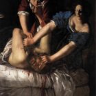 Artemisia_Gentileschi_-_Judith_Beheading_Holofernes_ نقاشی از آرتمیسیا ژنتیلیسکی، صحنهٔ کشته شدن ژنرال هولوفرن به دست ژودیت و خدمتکارش