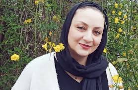 … قفس ، یادداشت «نهم»: سلطه‌گر! امروز در جریان نامه‌ی خانم «فائزه هاشمی» از بند زنان زندان اوین قرار گرفتم. قبل از هر صحبتی به شهامت و شجاعت و حقیقت‌گویی ایشان تبریک گفته و انتقاد ایشان از وضع هم‌بندیان در #بند_زنان_زندان_اوین را تایید می‌نمایم. گرچه شخصا بابت پرونده‌ی معروف به آبان ۹۸ در زندان اوین محبوس بودم و بیشترین دوران حبسم در این پرونده را در زندان مذکور گذراندم و بسیاری از هم‌بندیان اکنون خانم هاشمی با هم‌بندیان آن وقت من در سال‌های ۱۳۹۹ و ۱۴۰۰ تغییر کرده‌اند، اما آنچه از شواهد پیداست، در بند زنان اوین، «در» هنوز بر همان پاشنه می‌چرخد! پیشتر یادداشت‌هایی تحت عنوان «قفس» را منتشر کرده و در یکی دو یادداشت از این مجموعه، به مشکلاتم در آن بند اشاره نمودم که همان زمان جناب #محمد_صدیق_کبودوند به عنوان کسی که هشت سال از ده سال دوران محکومیت خود را در بند سیاسی اوین گذراند‌ه بودند، یادداشتی در تایید یادداشت‌های گلایه‌آمیز بنده منتشر نمودند؛ اما چیزی که نامه‌ی خانم هاشمی را متمایز می‌نماید، ترسیم وضع کلی و اشاره به مفاهیم «دیکتاتوری» و «سلطه‌گری» است و نه گلایه‌های منفک در قالب انتشار خاطرات رنج‌آور از رفتار و مشی هم‌بندیانی که ادعای مطالبه‌گری در باب «#حقوق_بشر» را دارند. شجاعت خانم هاشمی و حق‌گویی ایشان در این‌باره را تحسین می‌کنم چراکه خودم بعد از گذشت سه سال، هنوز هم این شهامت را پیدا نکرده بودم تا «دیکتاتوری» در بند زنان اوین را افشا نمایم؛ گرچه این قصد را داشتم و بنا را بر آن نهاده بودم تا در کتابی که قرار است راجع به خاطرات زندان-م بنویسم و در آینده تحت عنوان «قفس» منتشر نمایم، به آن بپردازم. در عین این تصمیم، اما از بازخورد مطرح کردن این حد از سلطه‌گری و ظلم و ستم هراس داشتم؛ دو هراس بزرگ! یکی اینکه متهم به همکاری با نیروهای امنیتی شده و سخنانم را دیکته‌ای از نظرات ایشان بدانند، دوم اینکه متهم به ناسازگاری با هم‌بندیان شده و در مظان این انگ قرار بگیرم که خودم مشکلات روانی و رفتاری دارم و قادر به سازش با جمع نیستم! برچسبی که در آن سال‌ها هم‌بندیان سلطه‌گرم به من زدند تا خود را تطهیر نمایند! مدعیان «حقوق بشر»ی که با به‌وجود آوردن «باند قدرت» و ایجاد هژمونی برای حفظ این «باند» و در اکثریت نگه داشتن نظرات خود به‌طور سیستماتیک و از طریق (مثلا)#انتخابات «وکیل بند» و «شورا»ها در بند زنان اوین، سعی در حفظ سلطه‌گری خود داشتند! این «باندبازان» در کنار «باستان‌گرایان» بارها مرا تا سرحد مرگ شکنجه‌ی روانی کرده و مشکلات قلبی و ناراحتی‌های روحی را به ارمغان آوردند. هنوز هم بعد از گذشت سه سال و با وجود حبس در بازداشتگاه‌ها و زندان‌های متعدد دیگر، شکنجه‌های روانی هم‌بندیانم در اوین ، تلخ‌ترین خاطرات تمام دوران محکومیت‌هایم هستند. بعدتر به تفصیل و در مجموعه‌ی «قفس» در این‌باره خواهم نوشت، نه به‌خاطر کینه و ناراحتی شخصی، بلکه به‌خاطر رسالت آگاهی‌بخشی تا سکوت نکرده باشم؛ چراکه حق جامعه «دانستن» است. از تمام هم‌بندیان دیگر نیز می‌خواهم تا مشکلات را به‌منظور «آسیب‌شناسی»‌ و برطرف کردن معضلات مطرح نمایند. خاطرات ما بخشی از تاریخ و استناداتی هستند که وضعیت اجتماعی و روانشناختی امروز جامعه‌مان را انعکاس داده و در اختیار پژوهشگران قرار می‌دهند؛ آسیب‌هایی که به‌واسطه‌ی عدم خودسازی و خودشناسی فردی و عدم تجربه‌ی کافی همکاری‌های اجتماعی ، در کنار چگونگی جریان گردش اخبار در بخش «رسانه» قابل شناسایی و تحلیل‌اند. #مژگان_کاوسی ۱۴۰۳/۶/۲۱