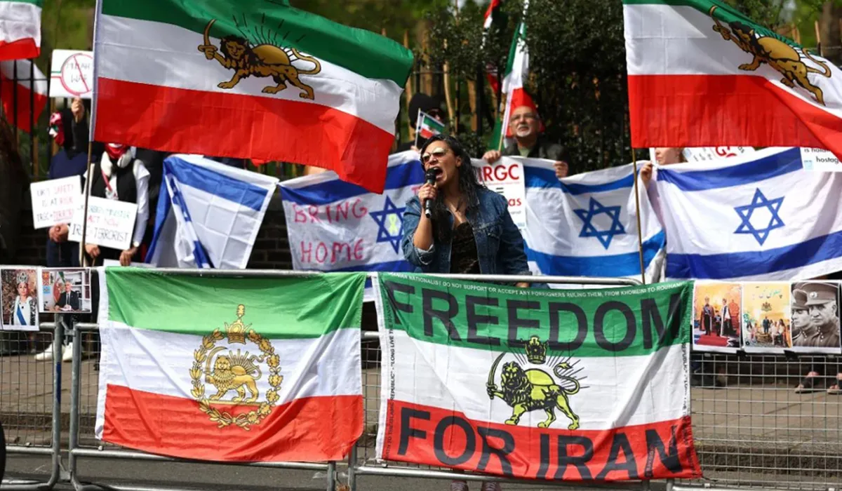 صحنهای از یک تظاهرات سلطنتطلبان ایرانی در خارج از کشور با پرچمهای اسرائیل