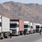 صف‌های طولانی کامیون‌ها در مرز در گرمای طاقت‌فرسای تابستان