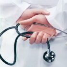 پزشکان از مطب به مسافرکشی می‌رسند؛ زنگ خطر فروپاشی معیشت در نظام درمان